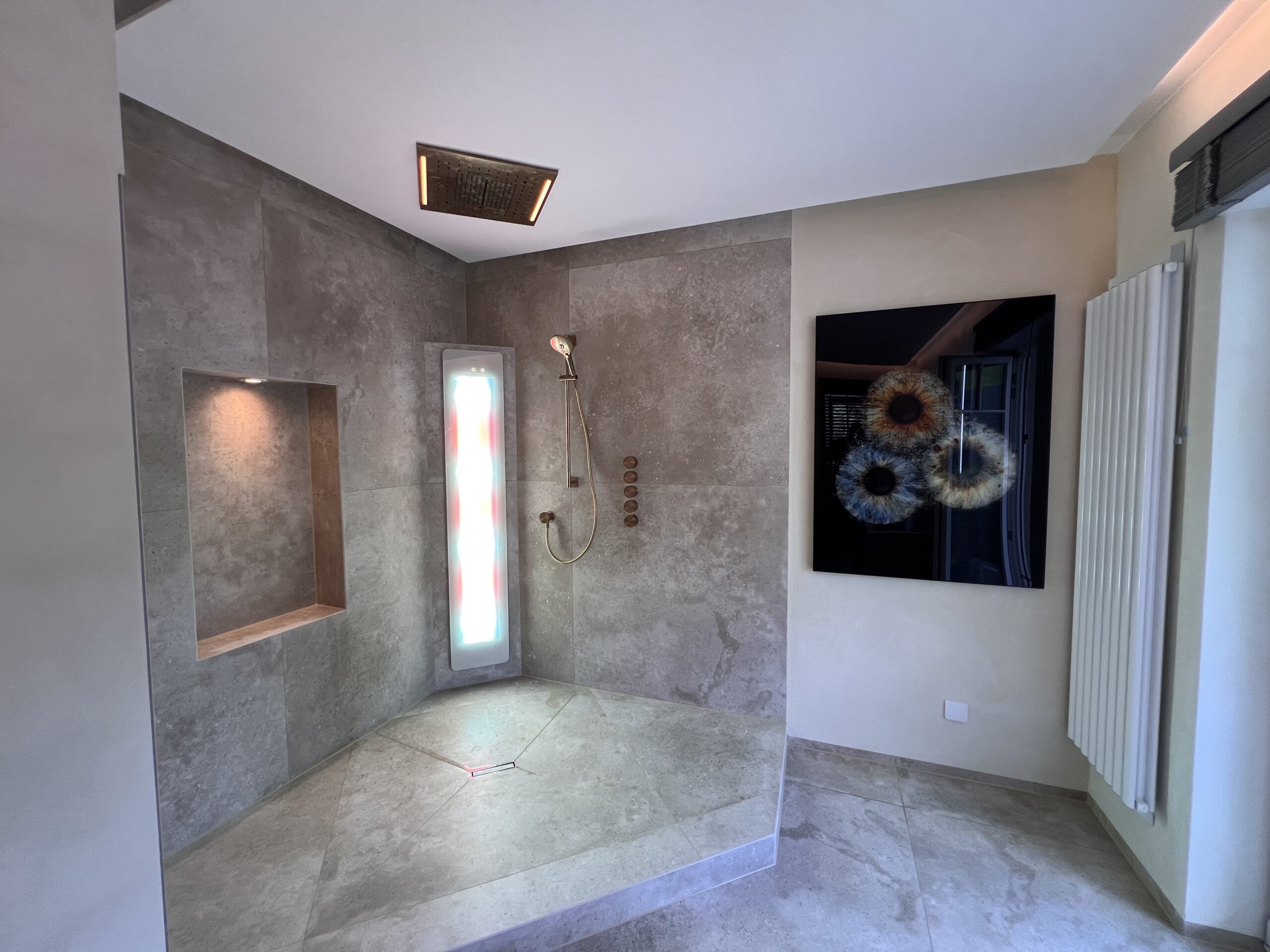 Hochwertige Fliesen im modernen Badezimmer
